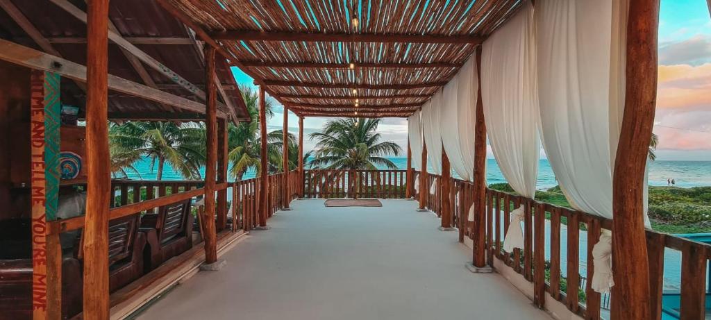 Ocean-Deck-Terrasse mit Blick aufs karibische Meer am Awakening Beach House El Cuyo