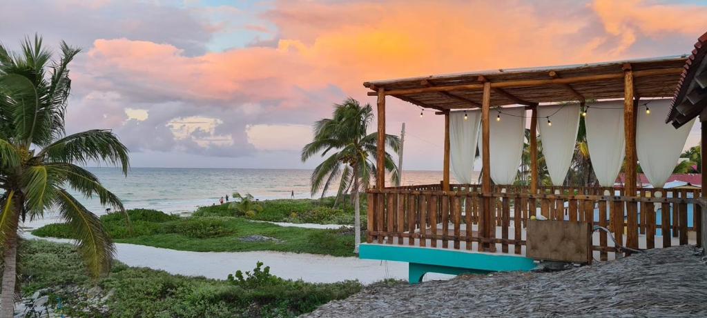 Sonnenuntergang am karibischen Ozean vor dem Awakening Beach House in El Cuyo, Yucatán, Mexiko