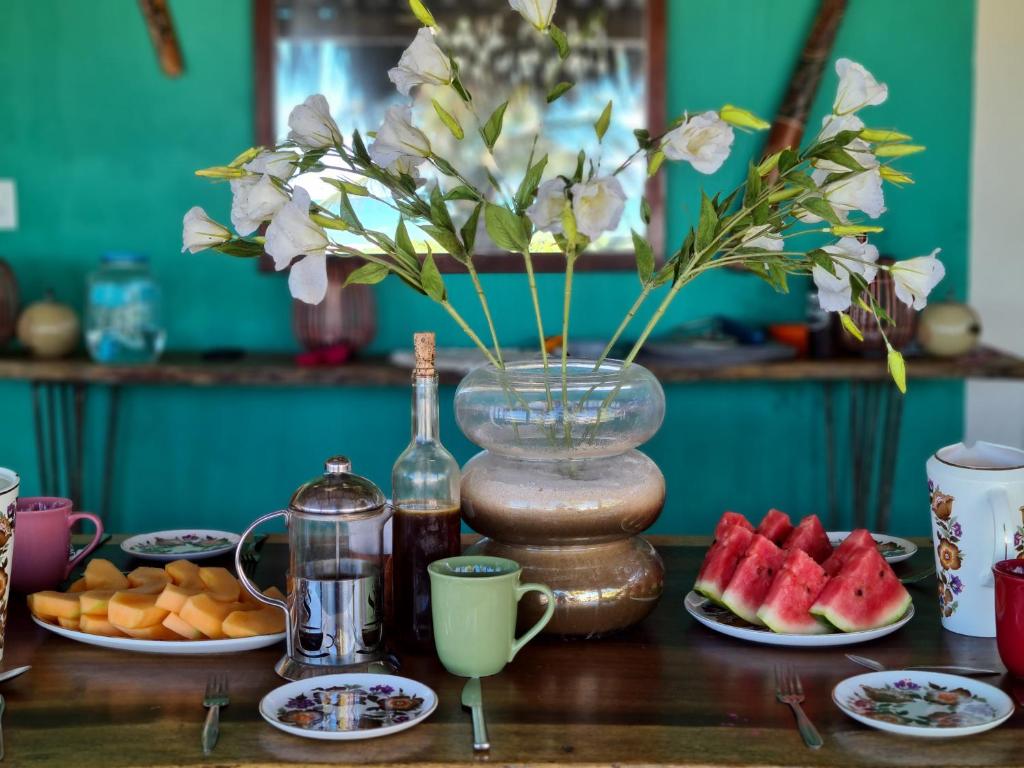 Reich gedeckte Frühstückstafel mit frischen regionalen Zutaten im Awakening Beach House Yucatán