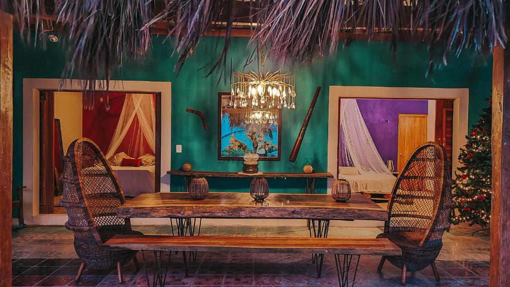 Lounge-Bereich im Awakening Beach House mit warmem Licht für Rope Circle und Bonfire Talks