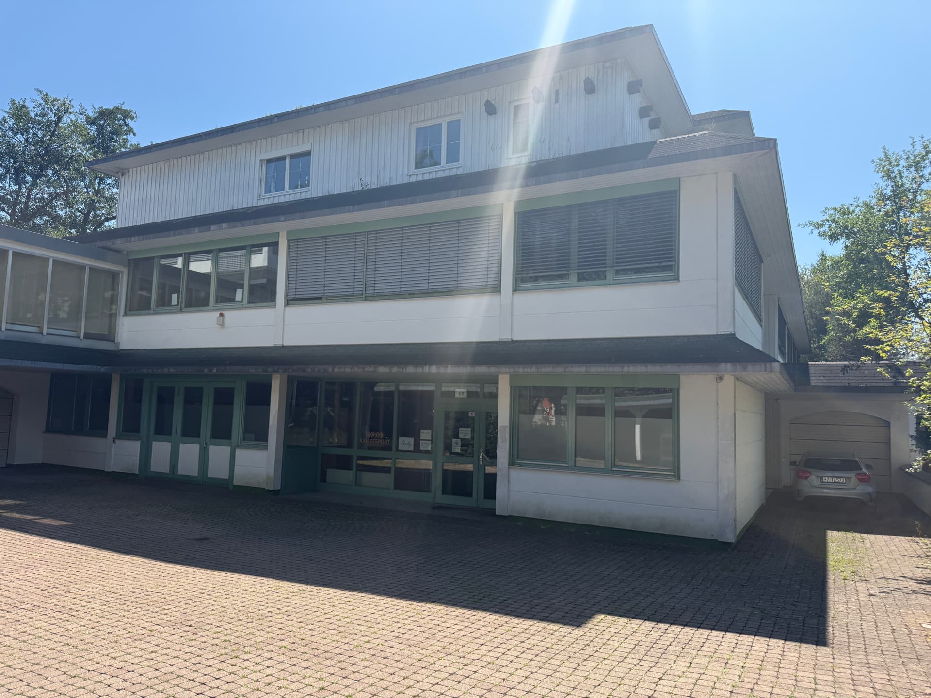 Eingang des TRIBE Gym Starnberg an der Petersbrunner Straße 17
