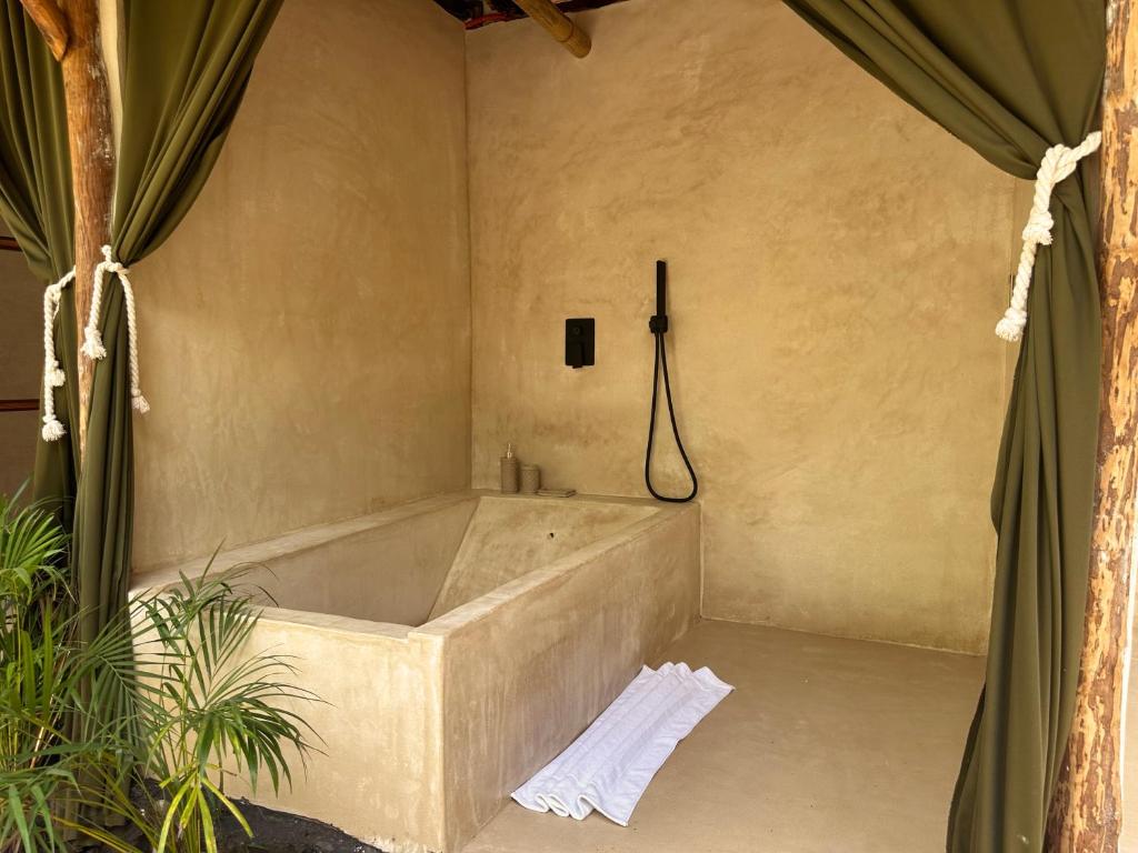 Freistehendes Outdoor-Bad im Yucatán-Dschungel des Awakening Sanctuary